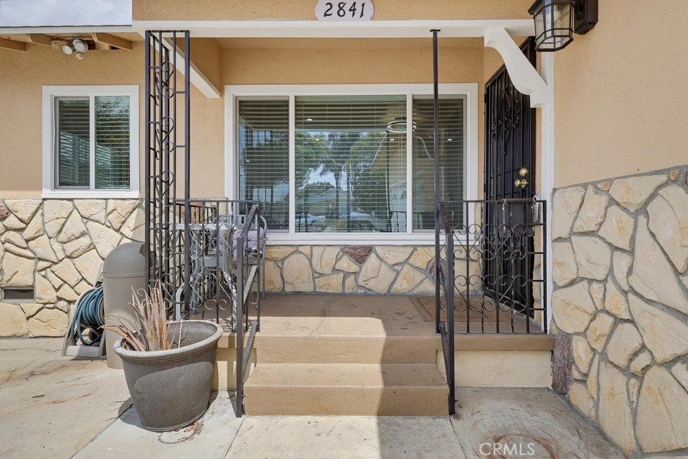 2841 E 69th