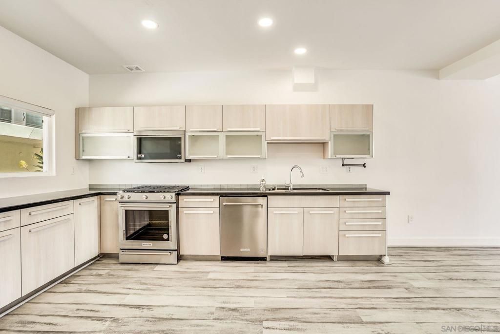 listing image 130728379517336037453