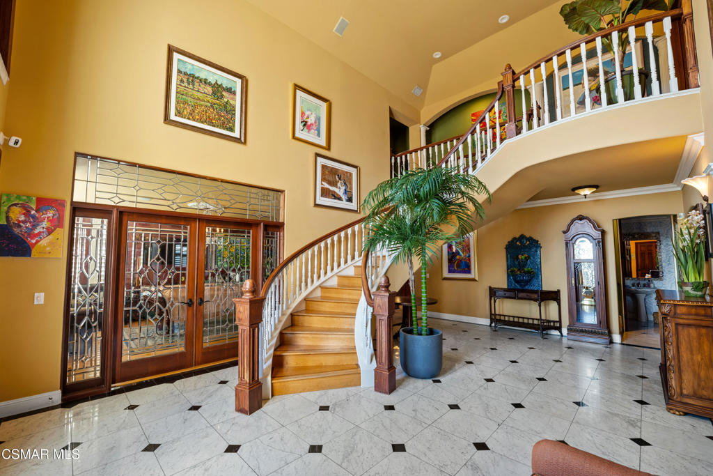 5810 Zumirez Drive