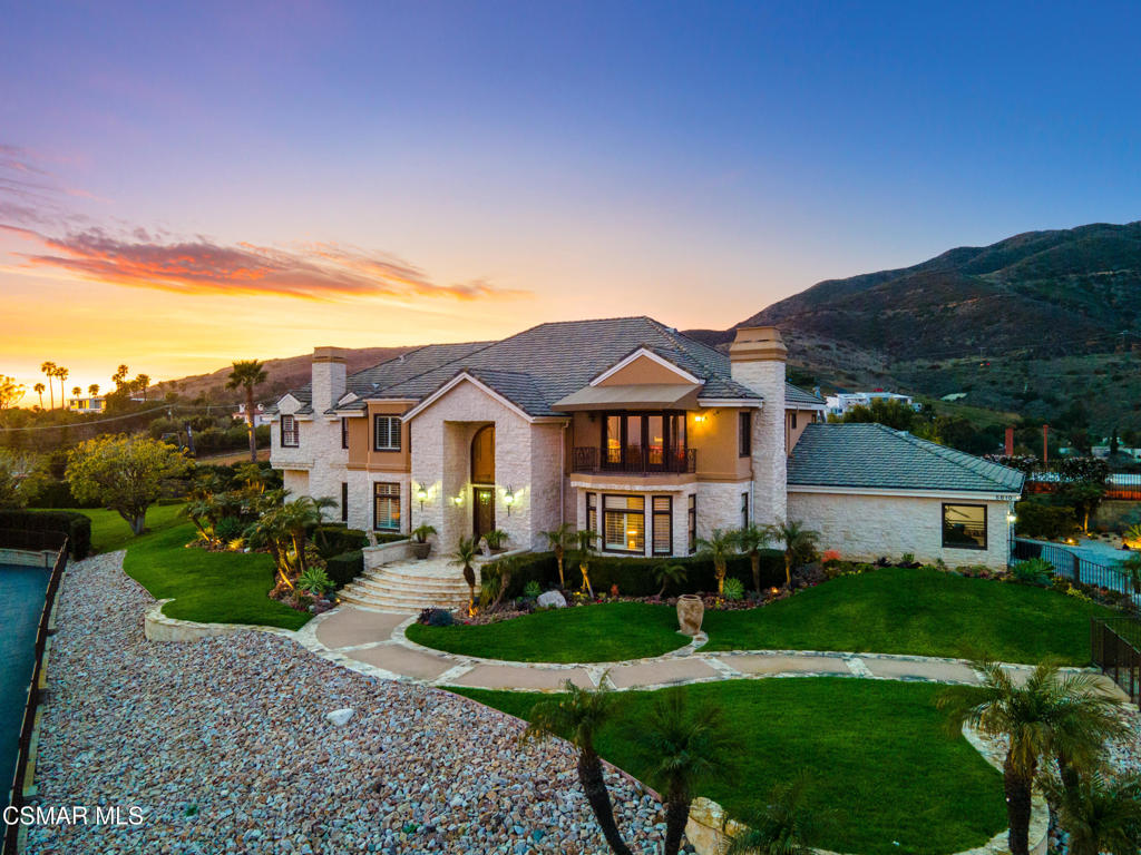 5810 Zumirez Drive