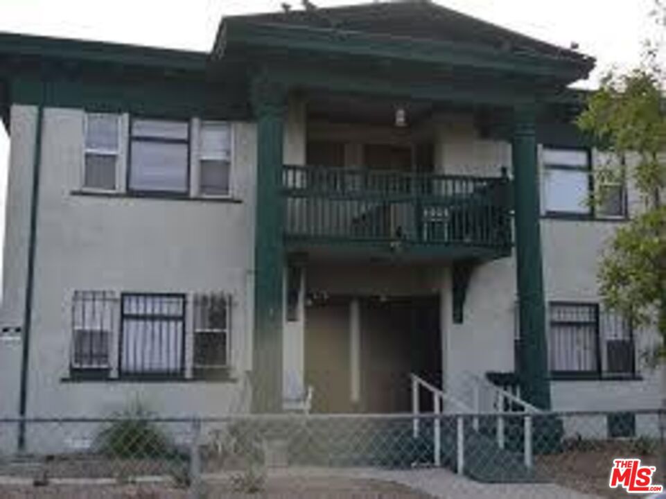 Now AVAILABLE! Renovated and Spacious 3 bedroom/2 bath unit close to EXPO train line. Just off Close to Downtown/USC and Leimert Park, Clean and spacious, 3 bedroom house is nestled in the University Expo Park neighborhood, offering comfort and convenience. This well-cared-for modern unit features an open floorplan with a kitchen island, a lightly remodeled kitchen with quartz countertops, a washer and dryer, and stainless appliances. The rooms have new paint, and the walk score is 95. Ample parking lot and street. Lovely and READY FOR MOVE IN. UNFURNISHED.