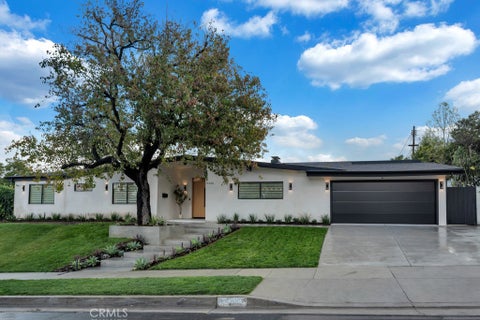 Photo of 5330 Dubois Avenue, Woodland Hills, CA 91367 (MLS # SR26205636)