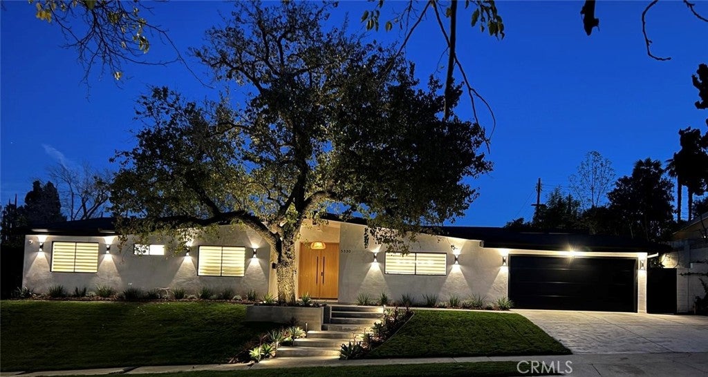 Photo of 5330 Dubois Avenue, Woodland Hills, CA 91367 (MLS # SR26205636)