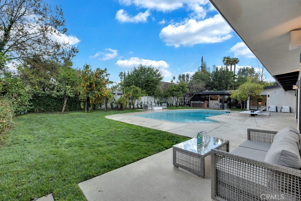 Photo of 5330 Dubois Avenue, Woodland Hills, CA 91367 (MLS # SR26205636)
