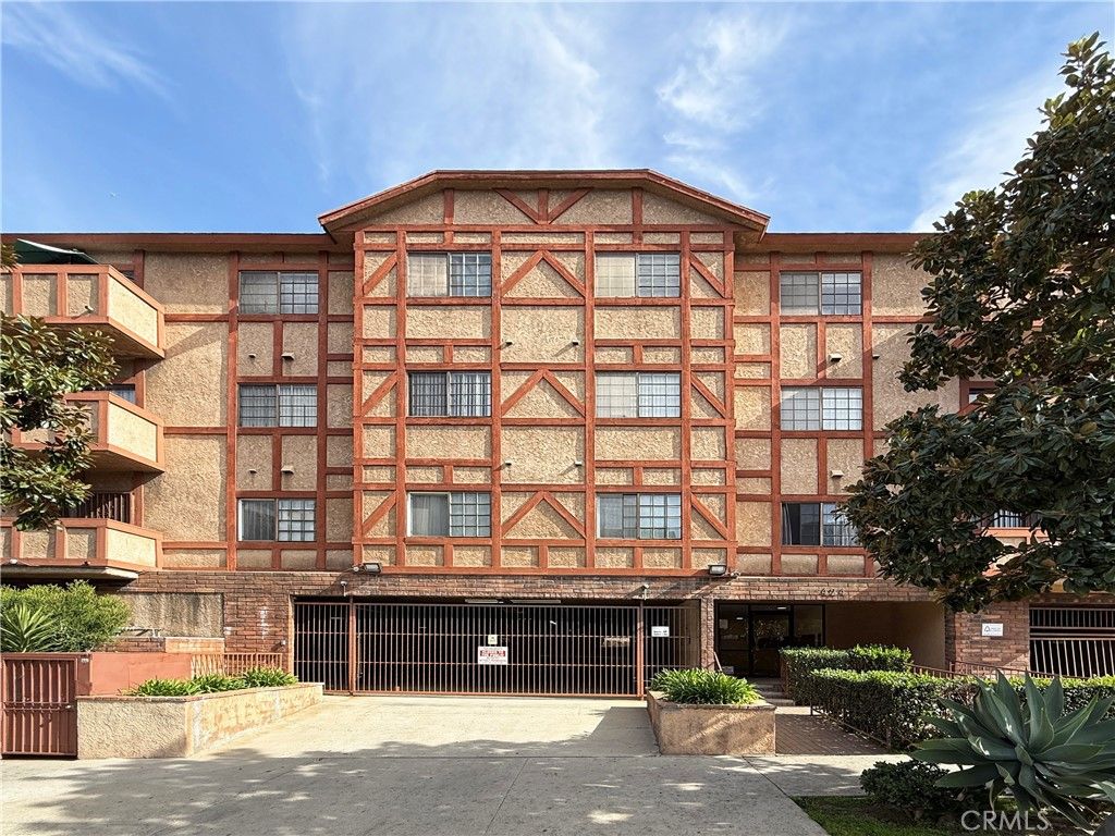 Photo of 424 S Westmoreland Avenue #306, Los Angeles, CA 90020 (MLS # OC26022736)