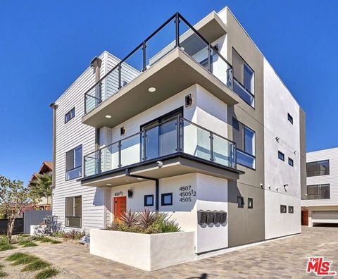 Photo of 4507 Lomita Street, Los Angeles, CA 90019 (MLS # 26663269)