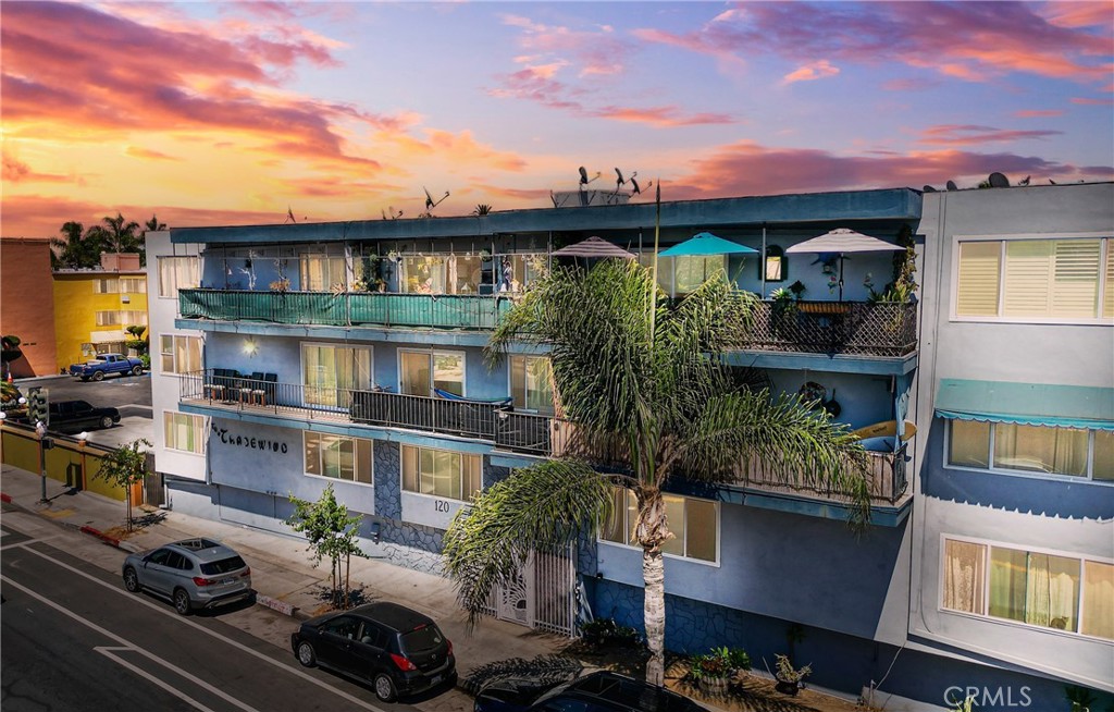 120 Alamitos Avenue 14