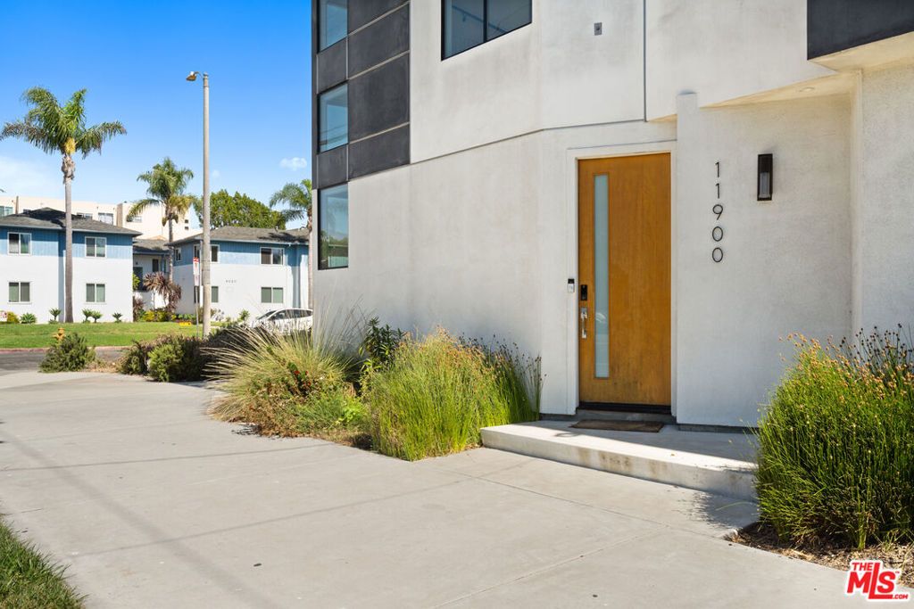 Photo of 11900 Washington Place, Los Angeles, CA 90066 (MLS # 26638543)