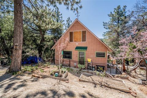 Photo of 52647 Pine Cove Rd, Idyllwild, CA 92549 (MLS # CV26054092)
