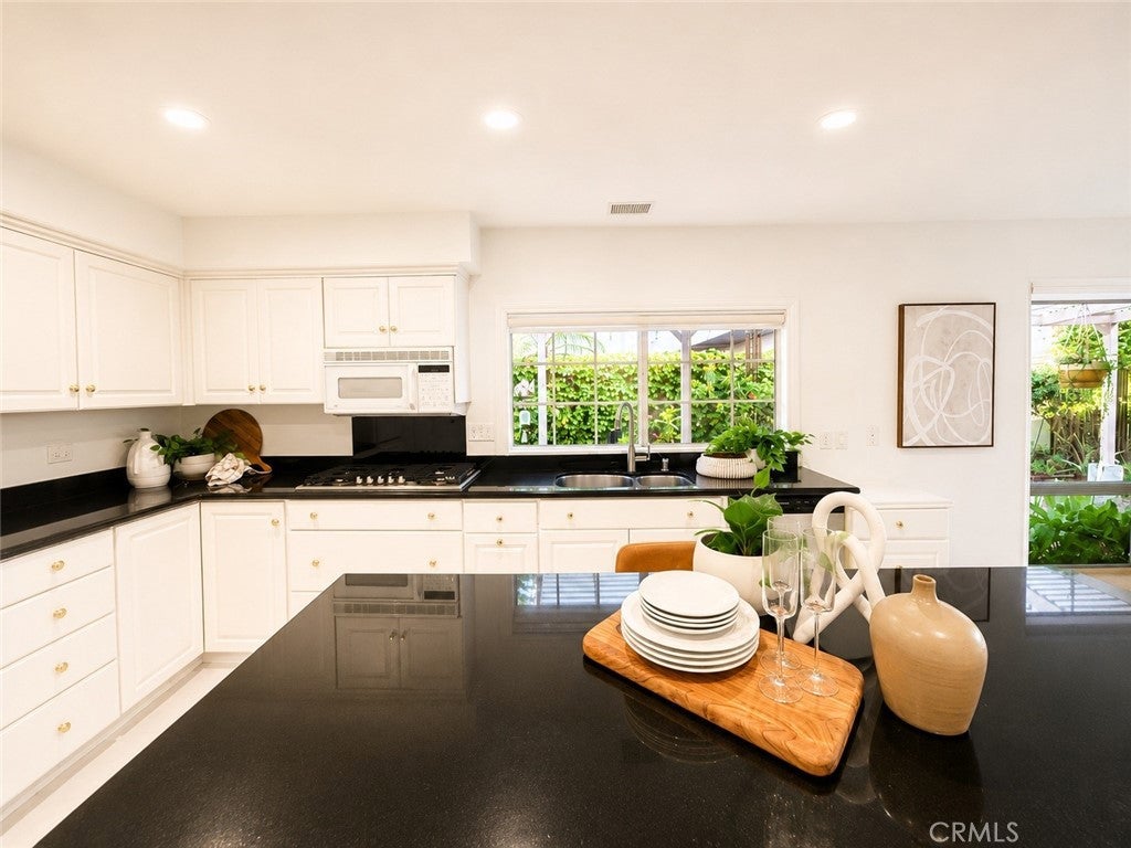 42 Almond Tree Ln, Irvine CA 92612 - Photo 10