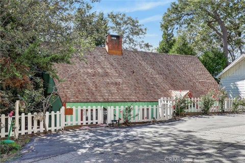 Photo of 232 Sunset Dr, Lake Arrowhead, CA 92352 (MLS # IG26214899)