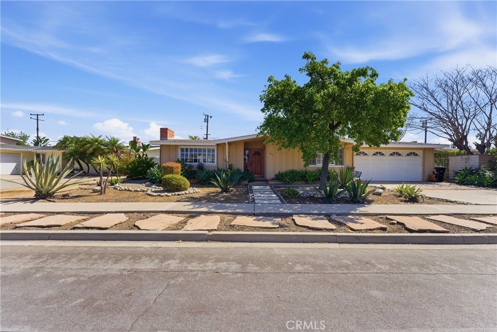 Photo of 3030 SAMOA Pl, Costa Mesa, CA 92626 (MLS # OC26055156)