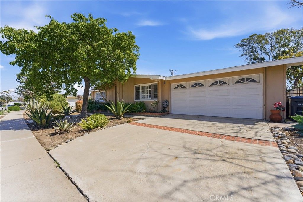 Photo of 3030 SAMOA Pl, Costa Mesa, CA 92626 (MLS # OC26055156)