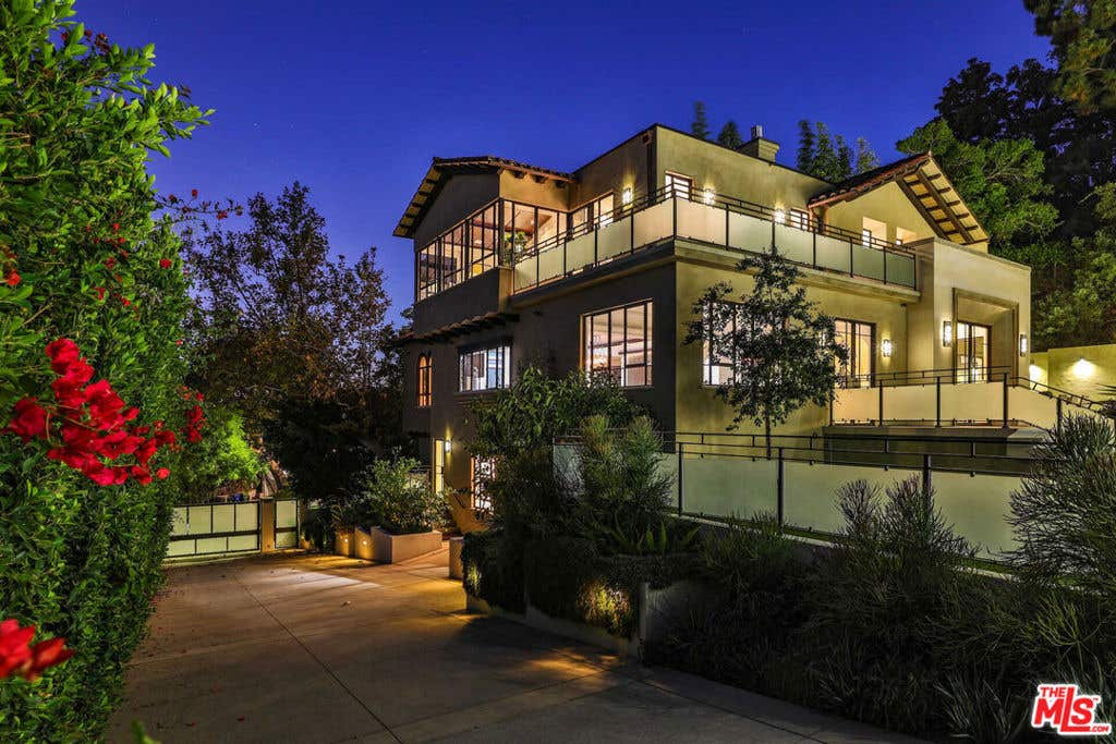 Photo of 7801 Hillside Avenue, Los Angeles, CA 90046 (MLS # 21796166)
