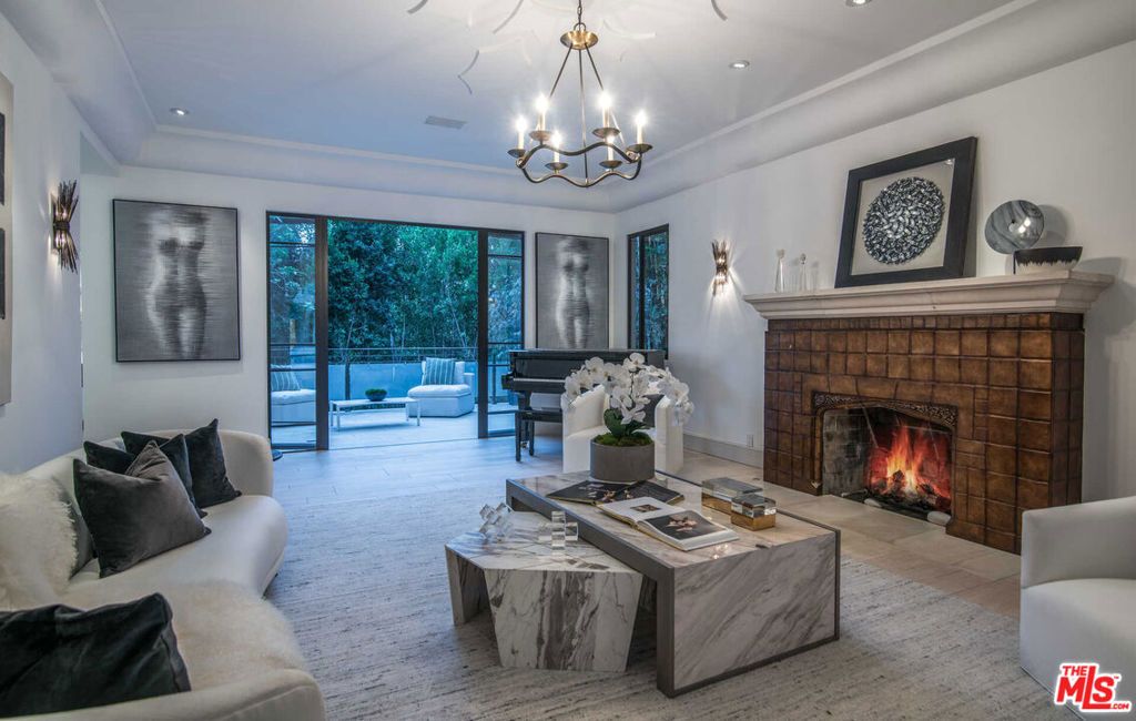 Photo of 7801 Hillside Avenue, Los Angeles, CA 90046 (MLS # 21796166)