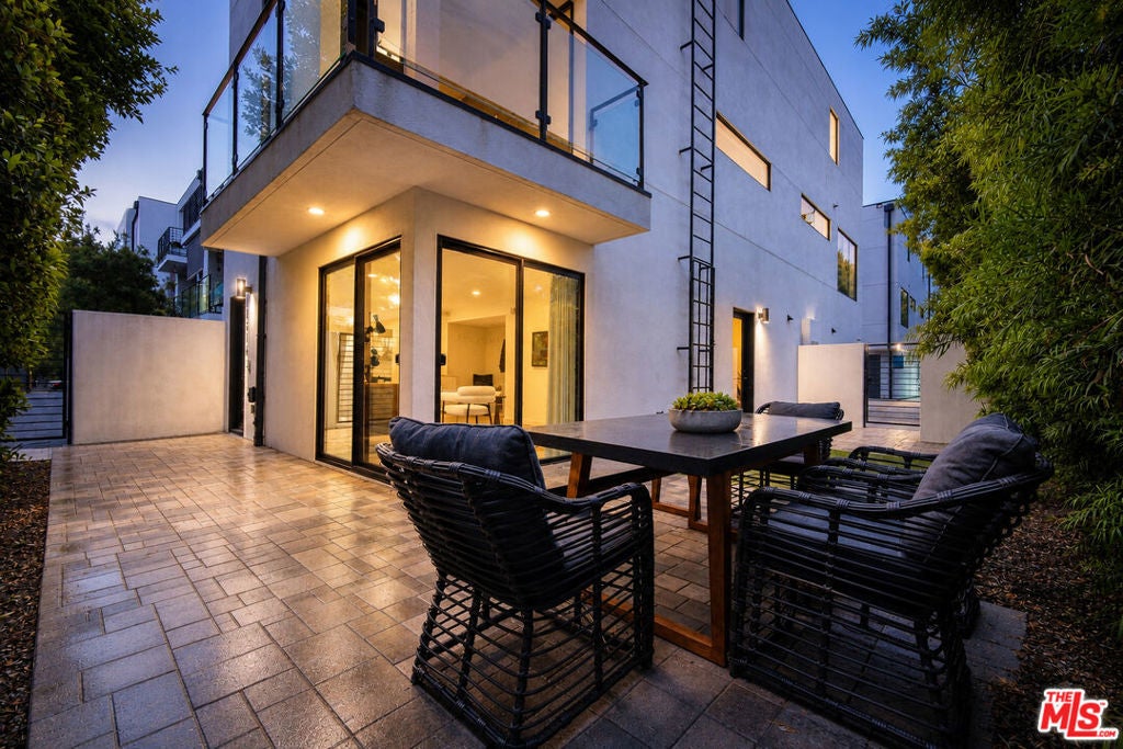 Photo of 11614 Colfax Meadow Lane, Studio City, CA 91604 (MLS # 26989305)