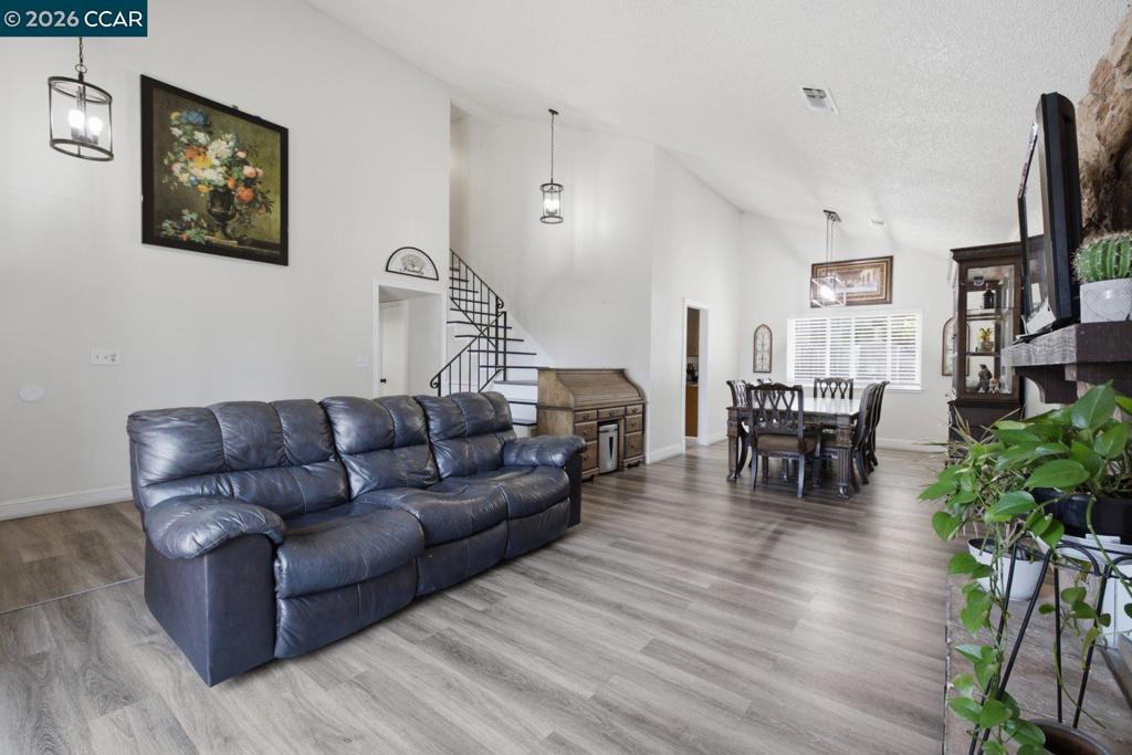 15 Plumas Ct