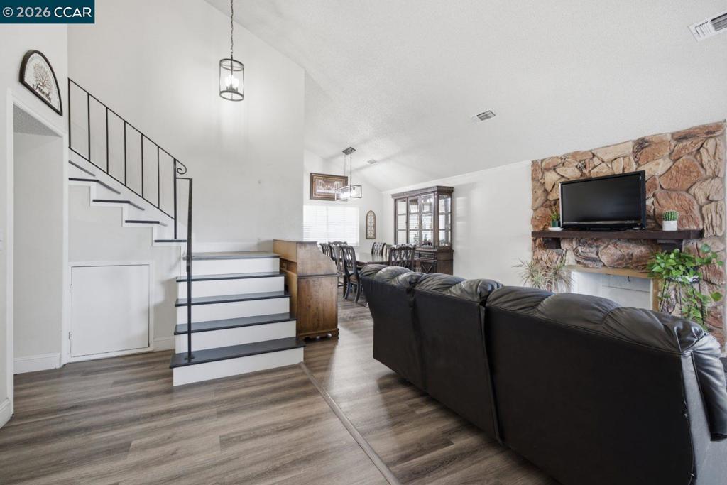15 Plumas Ct