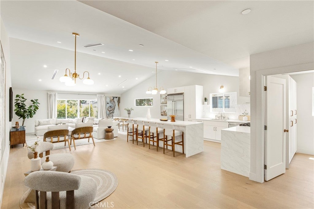 Photo of 5944 Lasaine AVE, Encino, CA 91316 (MLS # SR26176586)