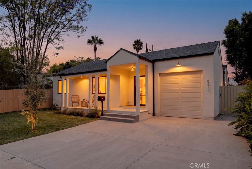 Photo of 5944 Lasaine AVE, Encino, CA 91316 (MLS # SR26176586)