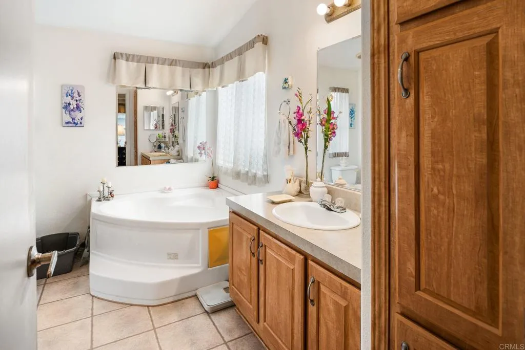 Vista, California 92084, United States, 2 Bedrooms Bedrooms, ,2 BathroomsBathrooms,Residential,Active,219499