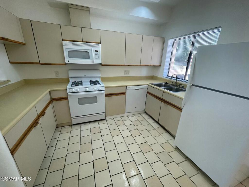 401 E Vista Chino 10