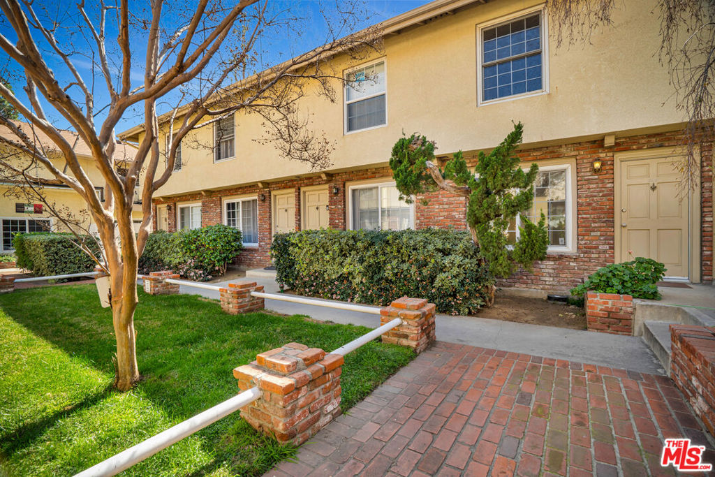 10065 De Soto Avenue 304