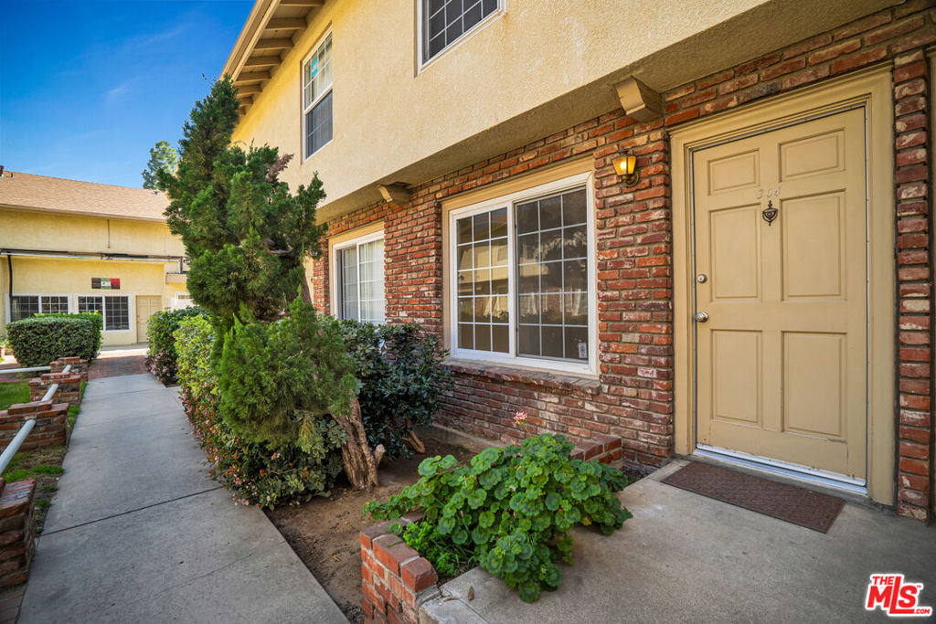 10065 De Soto Avenue 304