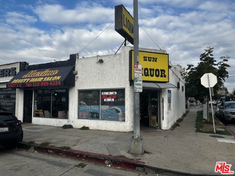Photo of 12827 W Washington Boulevard, Los Angeles, CA 90066 (MLS # 26105430)