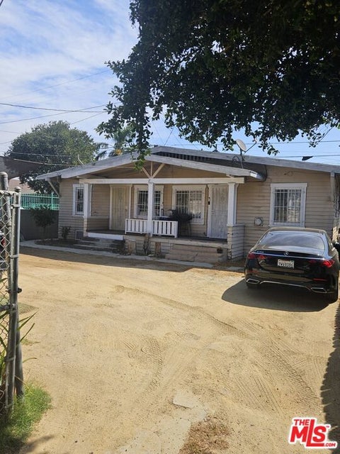 Photo of 4044 Woodlawn Avenue, Los Angeles, CA 90011 (MLS # 26988001)