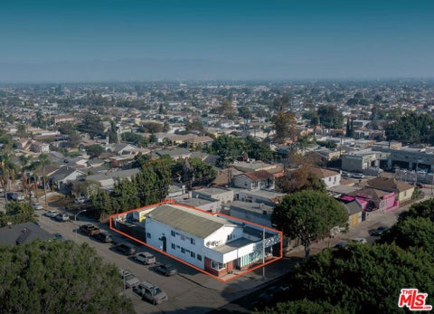 Photo of 2927 W Florence Avenue, Los Angeles, CA 90043 (MLS # 26894309)