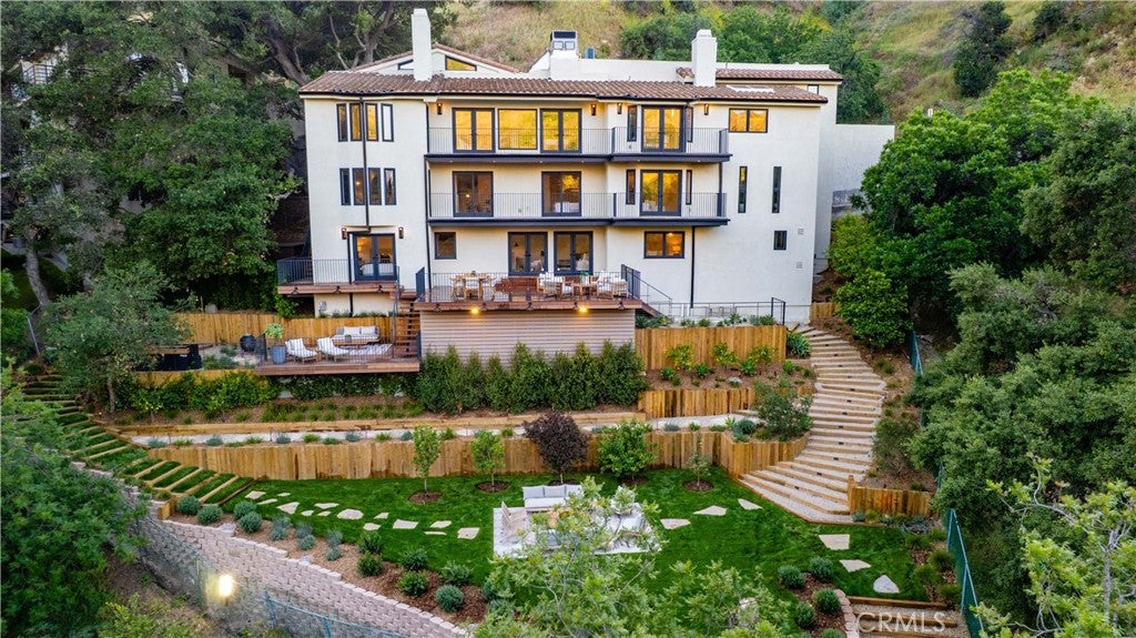 Photo of 3636 Camino De La Cumbre, Sherman Oaks, CA 91423 (MLS # SR26172305)