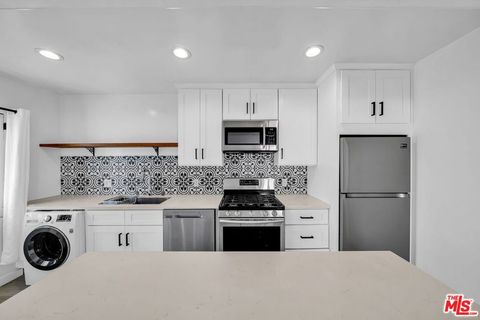 Photo of 2546 3RD Street #C, Santa Monica, CA 90405 (MLS # 25609435) Photo of 2546 3RD Street #C, Santa Monica, CA 90405 (MLS # 25609435)