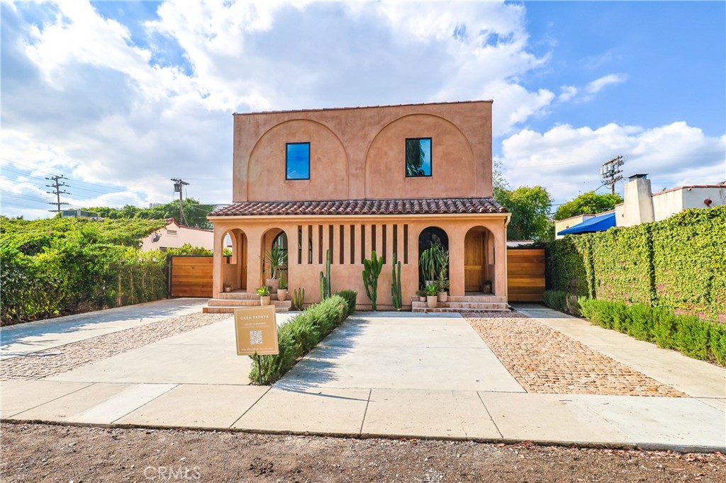 This must-see freestanding home was built with a blended style of 18th-century Pueblo missions and modern architecture. Great care and effort was put into this gorgeous 4 bed 3 bath home that you can feel even before entering from the quiet neighborhood. This house seamlessly fuses Spanish style with French clay walls, natural stones, steel doors, and a bright wood floor. Located in prime West Hollywood, placed conveniently close to Melrose, Grove, Whole
Foods, cafes, and vibrant nightlife. This gem promises a luxurious long term stay.
More features:
In Unit Washer & Dryer
Central Air Conditioning
Dishwasher
Stainless Steel Appliances
Gated, parking in driveway