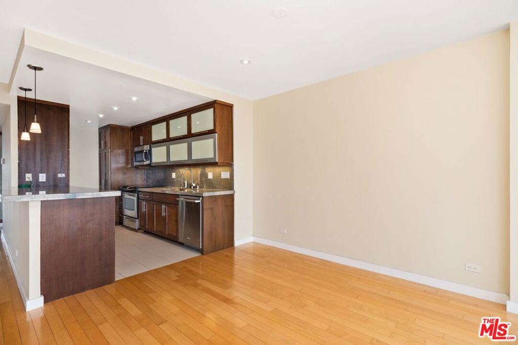 2220 Avenue Of The Stars 2203