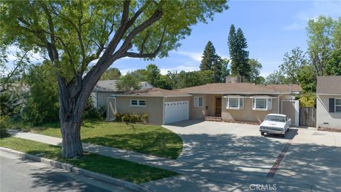 Photo of 6507 Hanna Ave, Woodland Hills, CA 91303 (MLS # SR26065081)