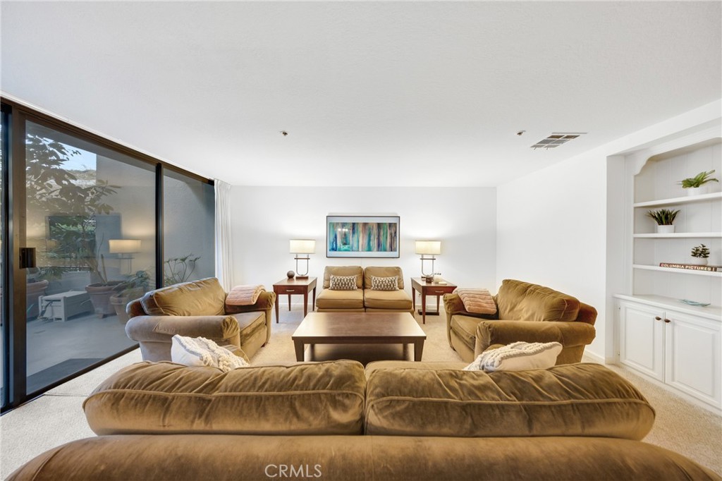880 W 1st Street 204