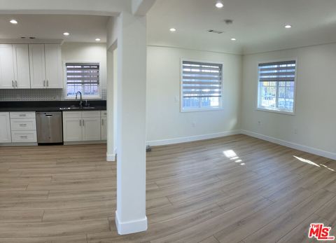 Photo of 1270 S Bronson Avenue, Los Angeles, CA 90019 (MLS # 25608307)
