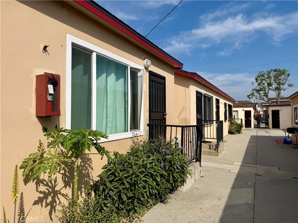4244 E Compton