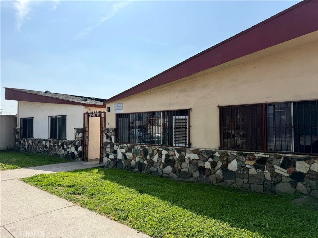 4244 E Compton