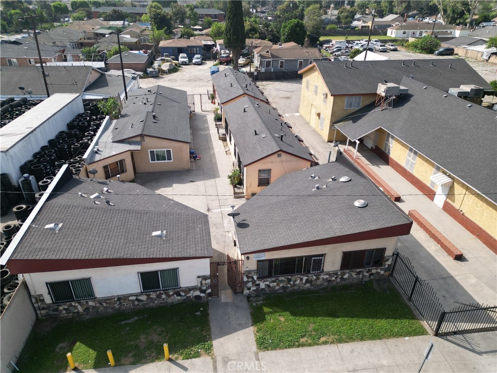 4244 E Compton