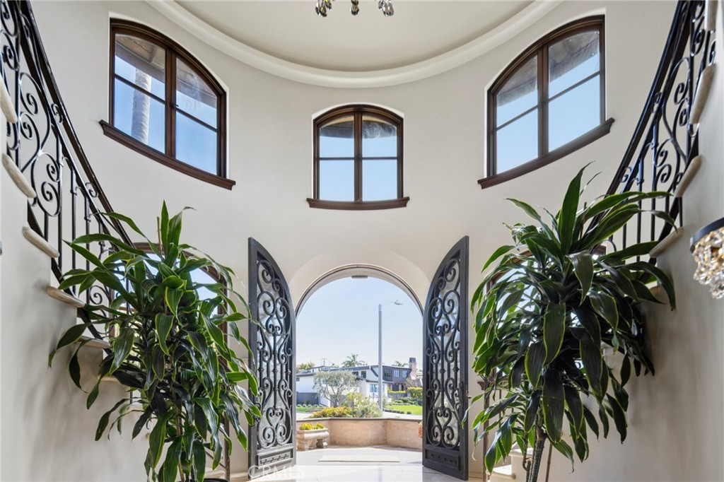 215 S Poinsettia Avenue