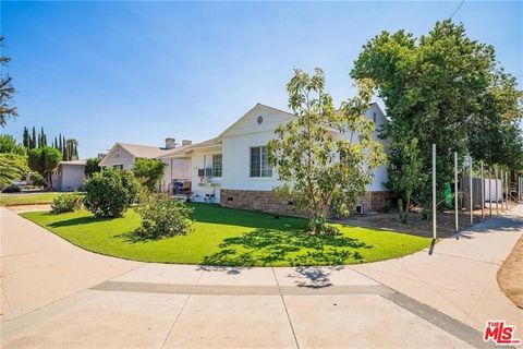 Photo of 16154 Gilmore Street, Van Nuys, CA 91406 (MLS # 26661363)