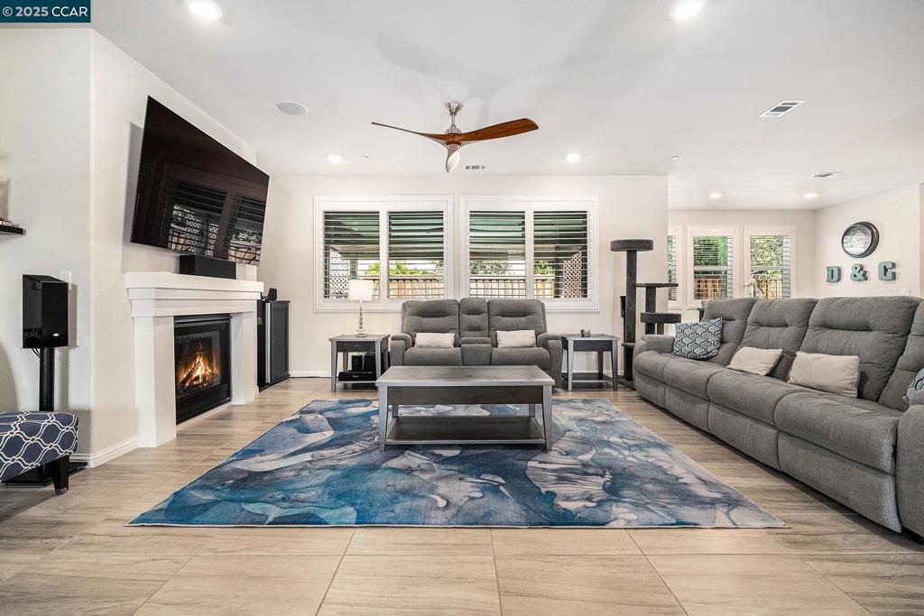 1090 Griffith Ln