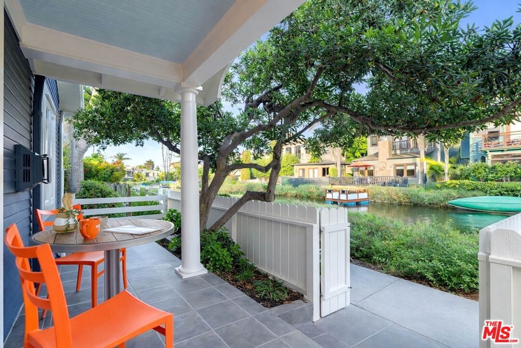 Photo of 427 Howland Canal Walk, Venice, CA 90291 (MLS # 26696303)