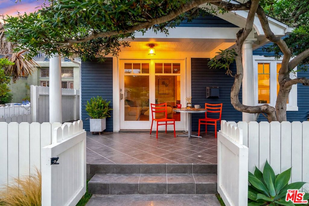 Photo of 427 Howland Canal Walk, Venice, CA 90291 (MLS # 26696303)