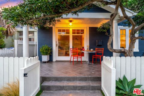 Photo of 427 Howland Canal Walk, Venice, CA 90291 (MLS # 26696303)