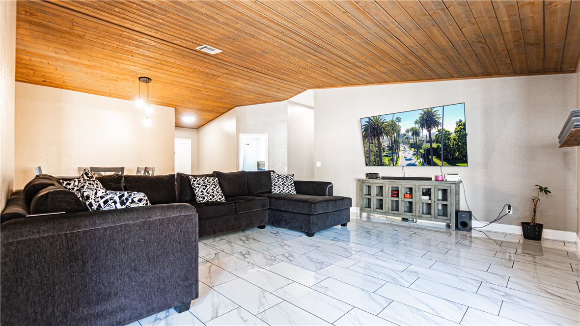 44394 Meadow Grove St