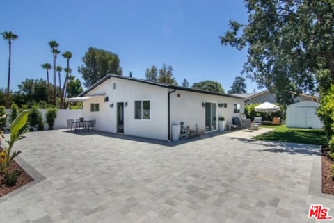Photo of 23028 Burbank Boulevard, Woodland Hills, CA 91367 (MLS # 26844607)