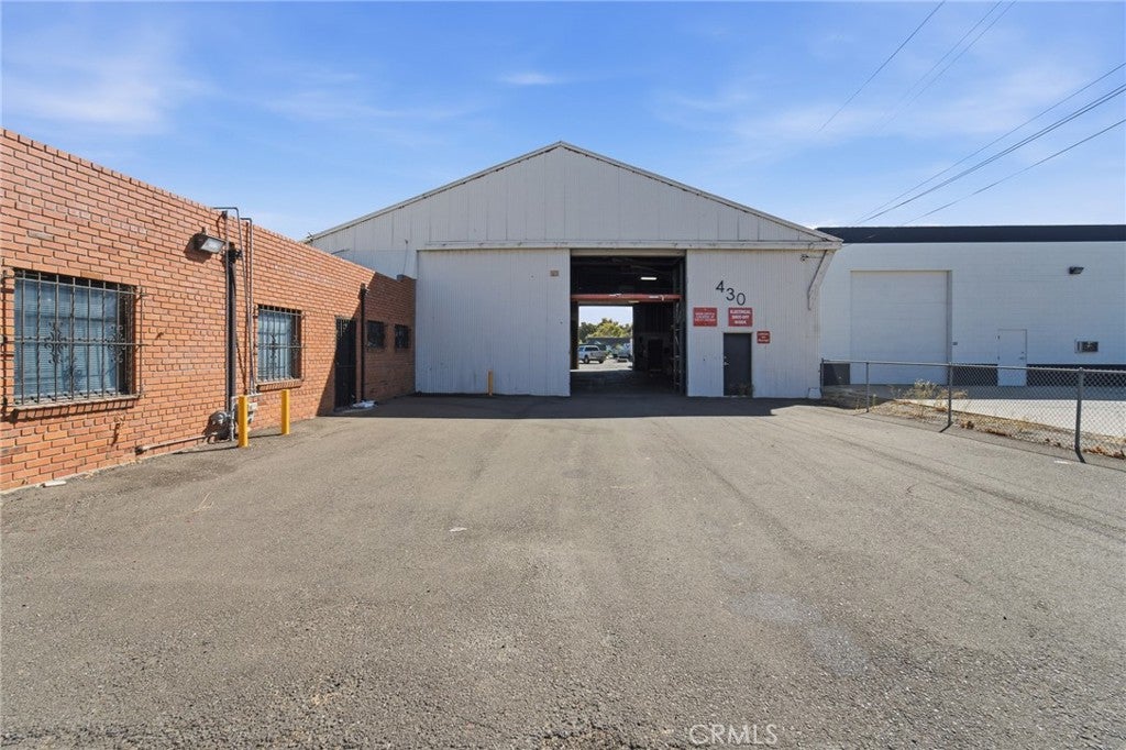 945 E Lindsay